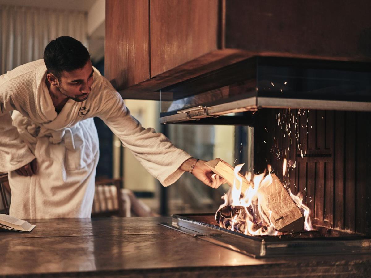 A-Rosa Ifen Hotel Kleinwalsertal Hirschegg  외부 사진 A chef cooking with a blowtorch