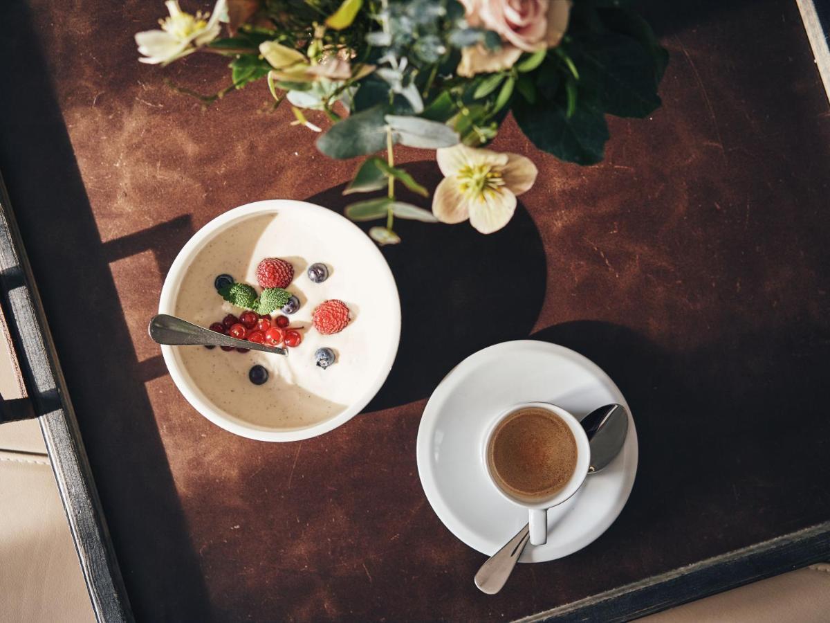 A-Rosa Ifen Hotel Kleinwalsertal Hirschegg  외부 사진 A cup of coffee and a bowl of fruit