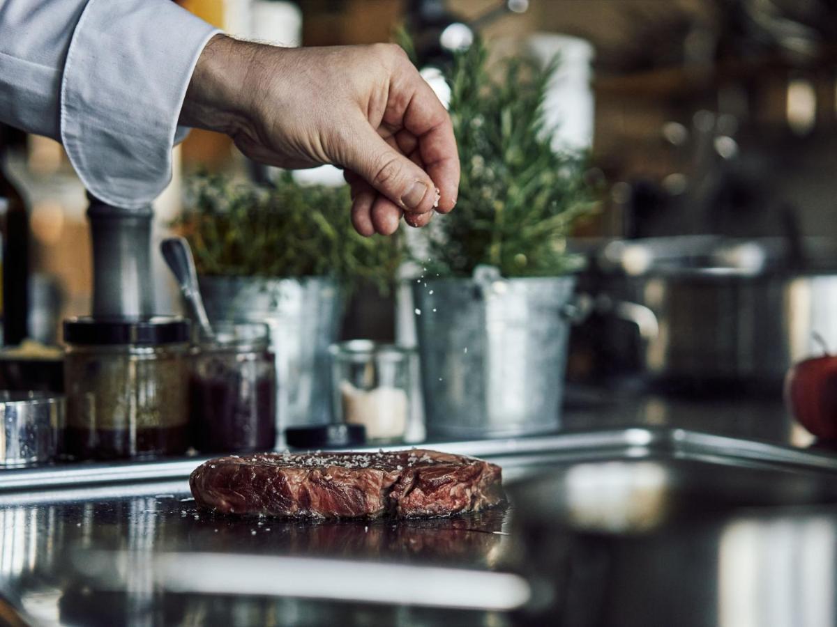 A-Rosa Ifen Hotel Kleinwalsertal Hirschegg  외부 사진 Seasoning a steak