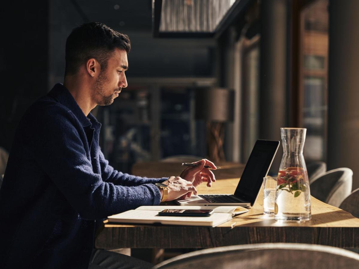 A-Rosa Ifen Hotel Kleinwalsertal Hirschegg  외부 사진 A man working on a laptop