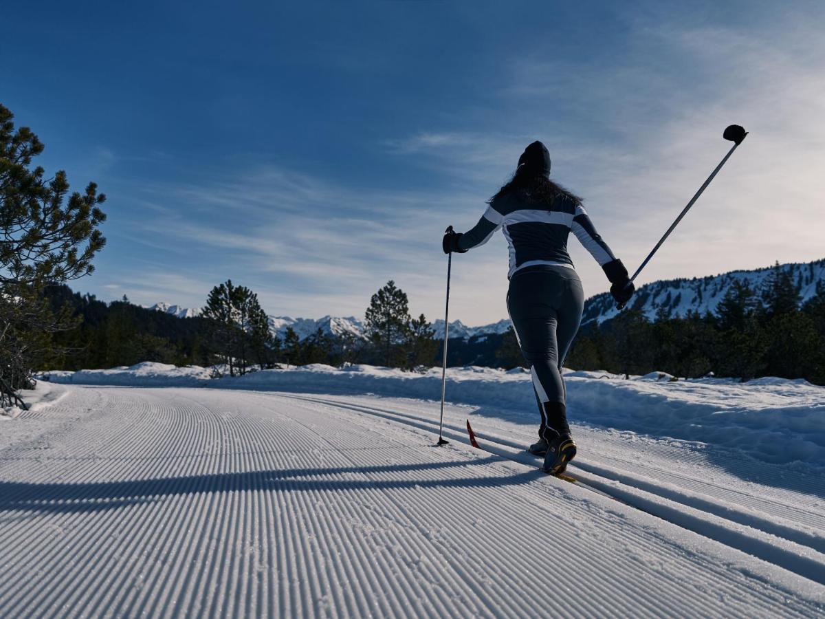 A-Rosa Ifen Hotel Kleinwalsertal Hirschegg  외부 사진 Cross-country skier on a track