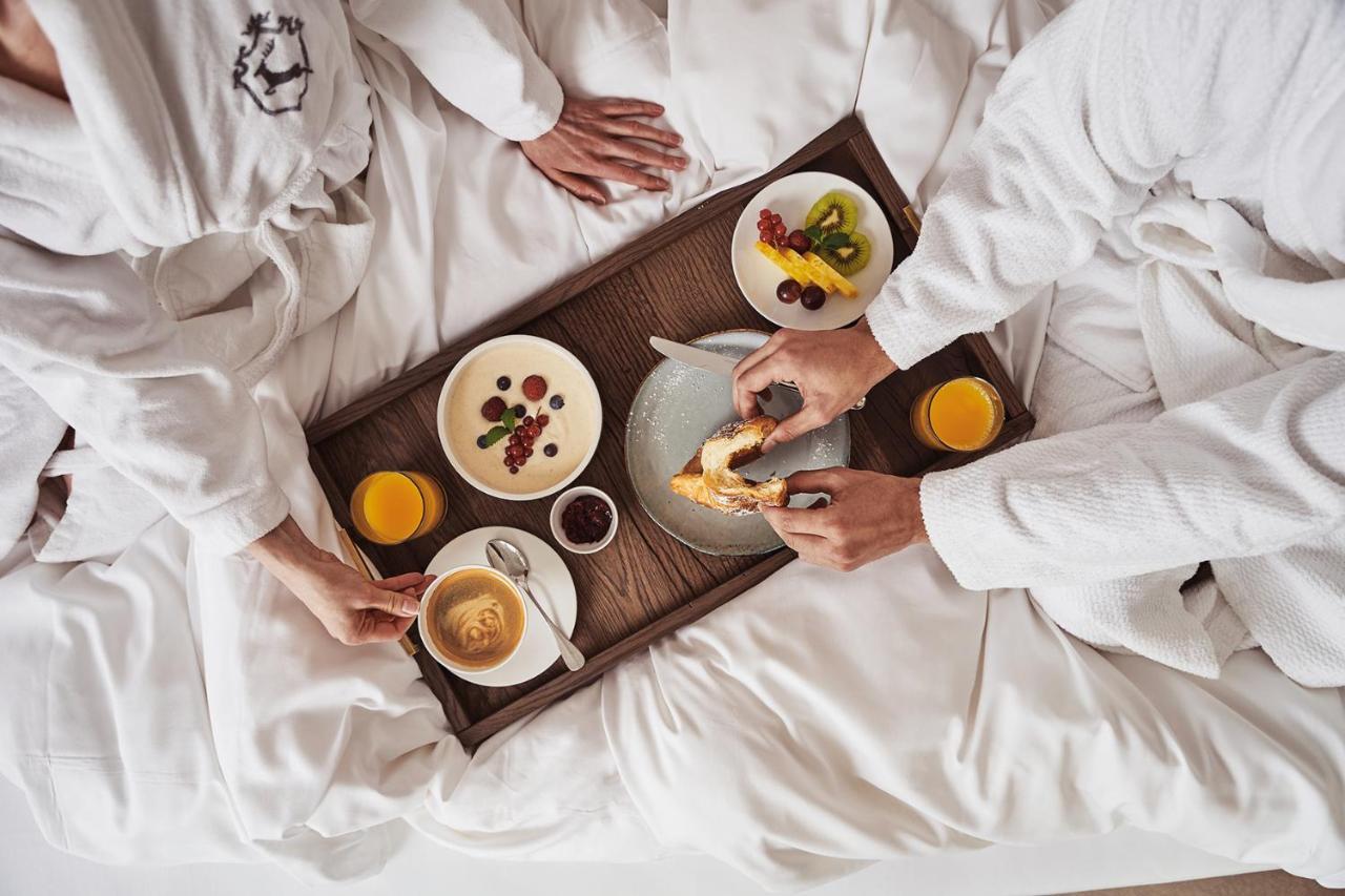 A-Rosa Ifen Hotel Kleinwalsertal Hirschegg  외부 사진 In-room dining at a luxury hotel