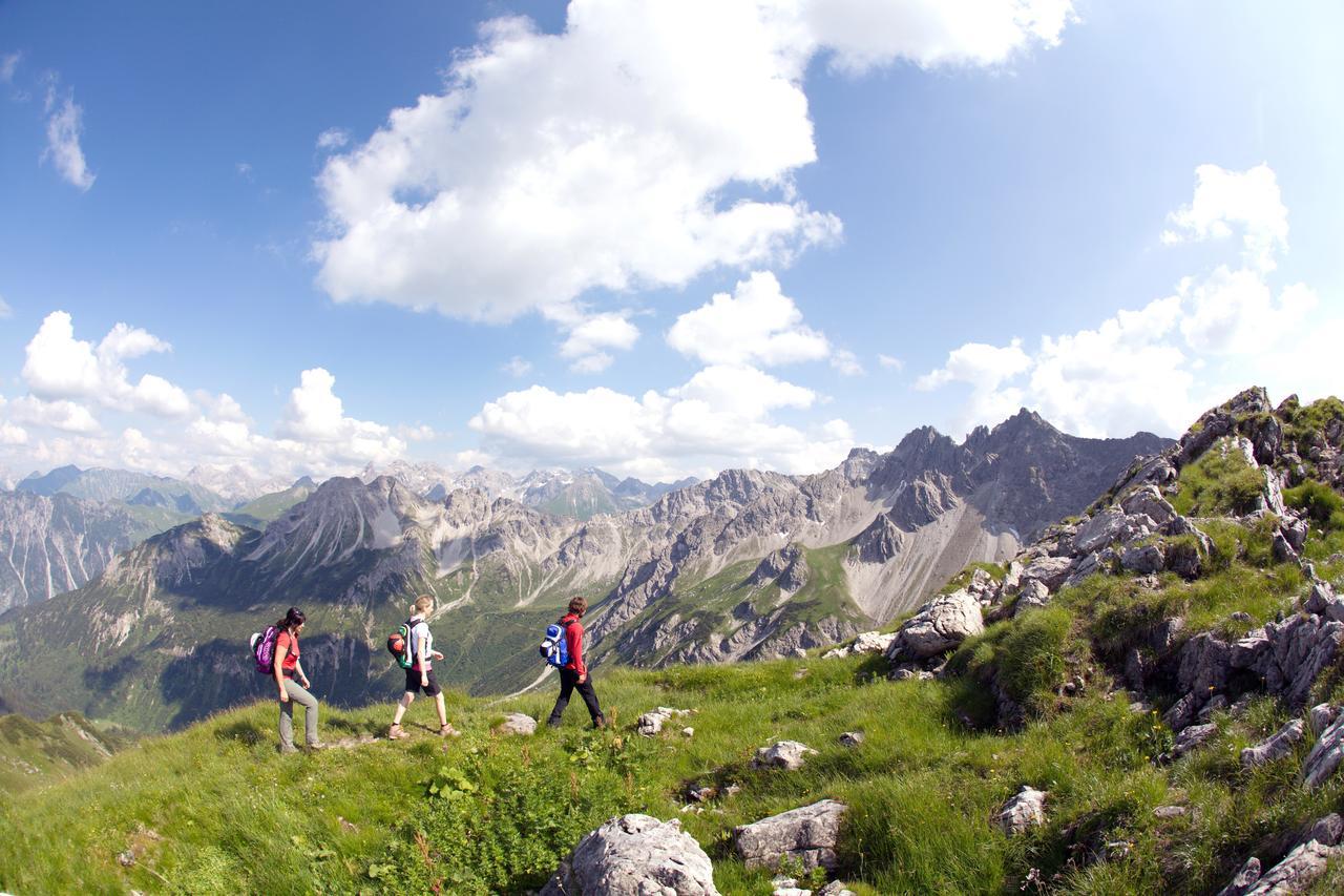 A-Rosa Ifen Hotel Kleinwalsertal Hirschegg  외부 사진 Hiking in the Alps